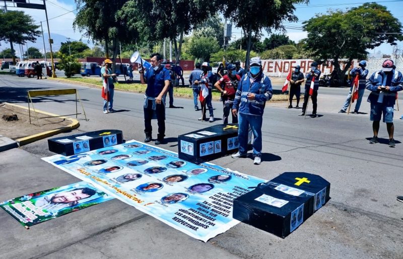 Protestas en nombre de trabajadores fallecidos víctimas del COVID-19. Foto: Gran Angular